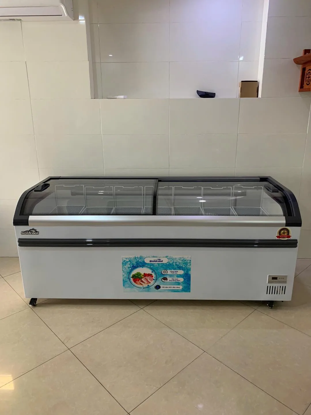 Tủ đông kính cong 1050L